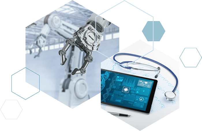 Roboterarm und Tablet mit medizinischer Software und einem Stethoskop