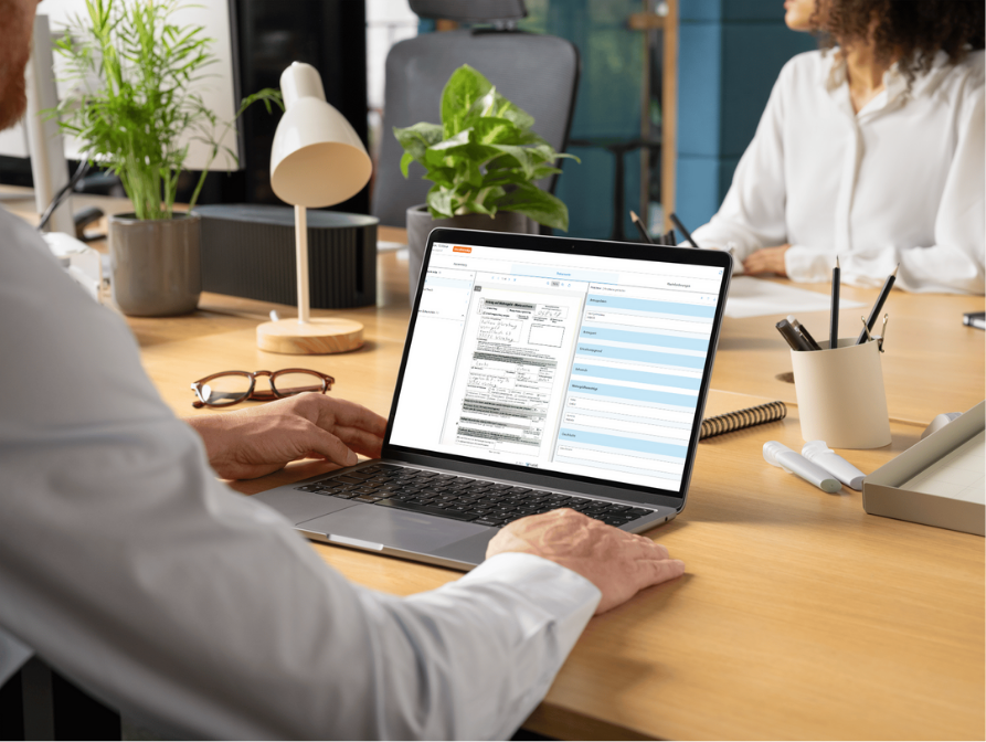 Digitalisierung für Kommunen. Sachbearbeiter bei der Antragsbearbeitung